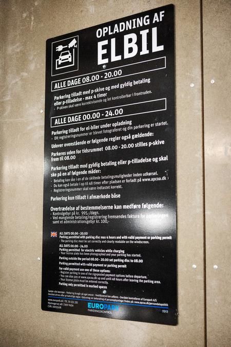 Skilt med parkeringsregler og information om kontrolgebyr på 995 kr.